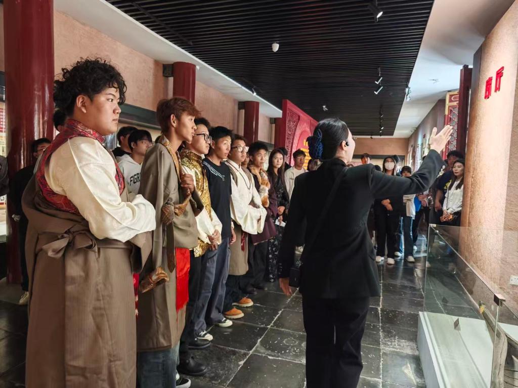 学校开展“石榴花开结同心 携手共筑中国梦”民族团结教育研学活动